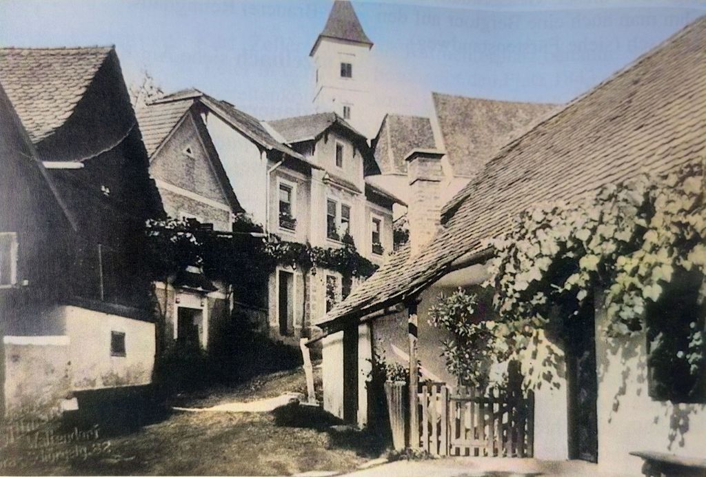 Datei:Kehlbergstraße 40 und St. Martin.jpg