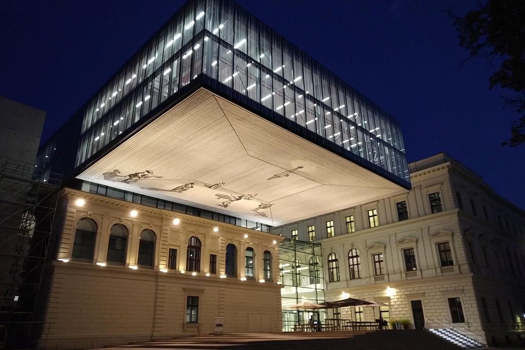 Datei:Graz uni bibliothek beleuchtet.jpg