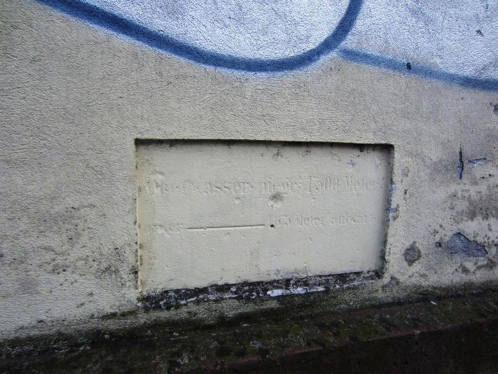 Datei:Schrödingerstraße 30, Hochwassemarke Nord.JPG