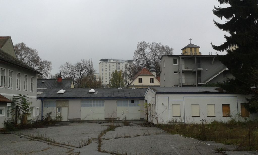 Datei:Sigmundstadl 37 mit Kreuzkirche.jpg
