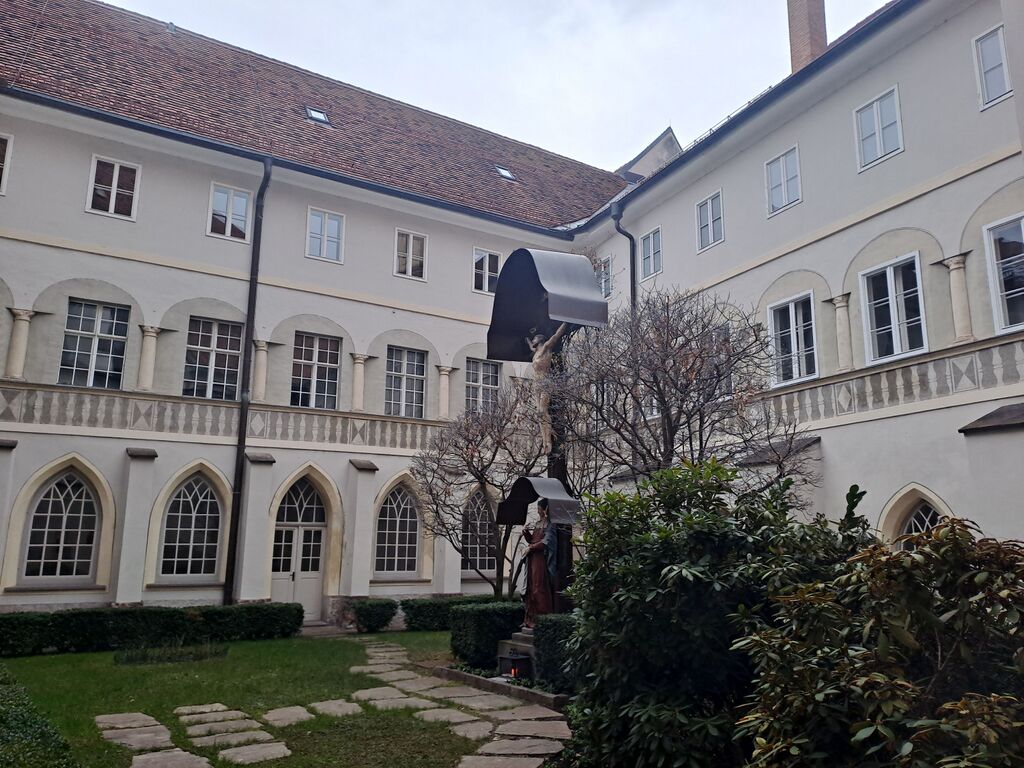 Datei:Franziskanerplatz 14, Klosterhof mit Arkaden.jpg