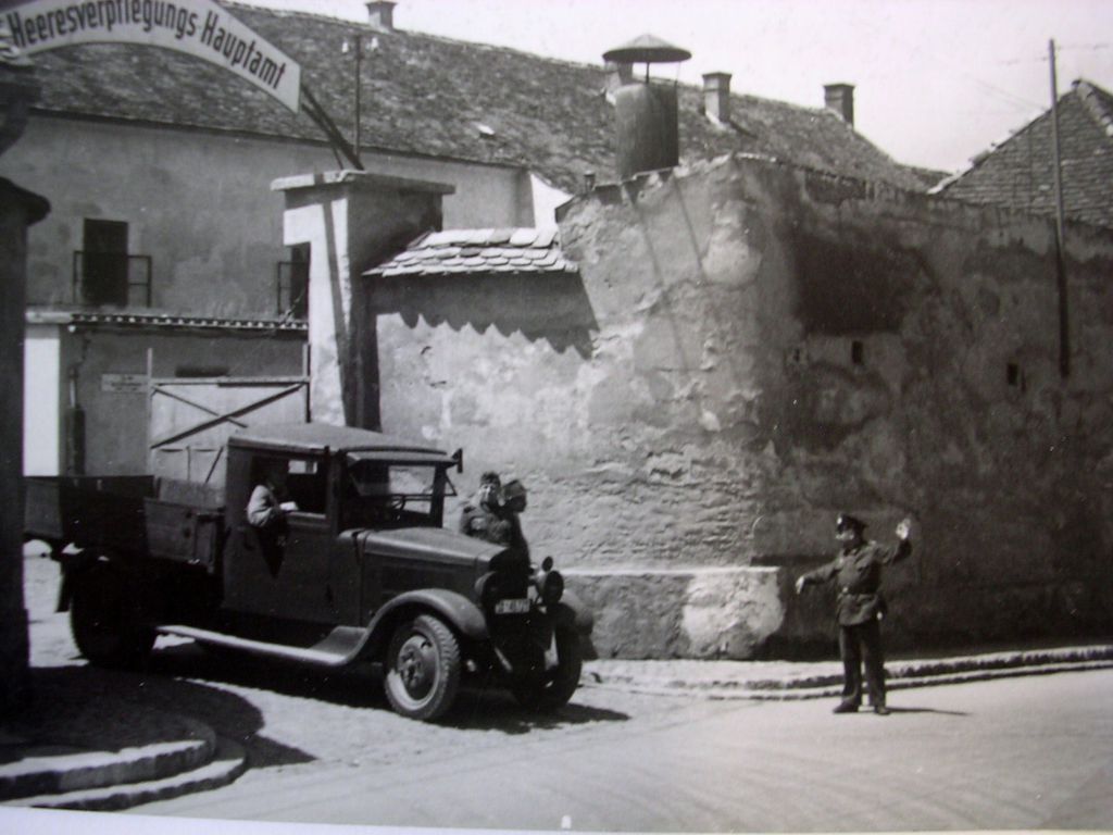 Datei:Schörglhof, Heeres-Verpflegsamt Petersgasse 2, StA III 58.JPG